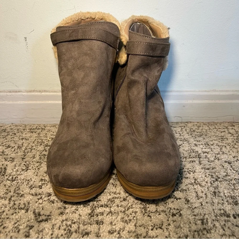 Cheeks Fit Body Tony Gray Wedge Ankle Booties Size 8.5